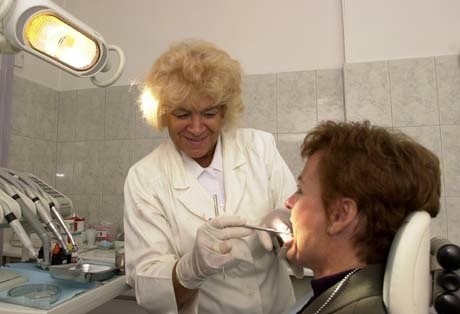 Do stomatologa chodzimy rzadko, dopiero gdy w zębach powstaną duże ubytki i dokuczy ból. A powinniśmy odwiedzać regularnie co pół roku - przypomina prof. Wanda Stokowska