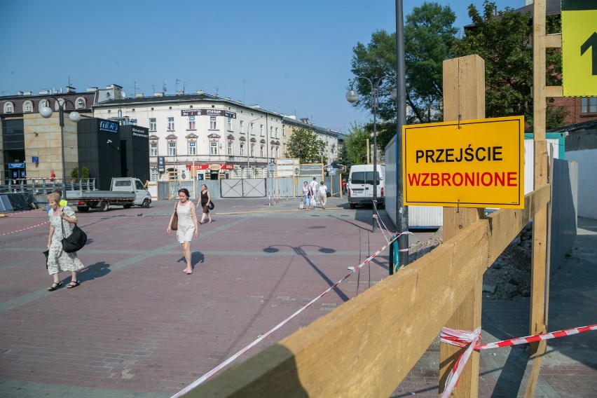 Kraków. Nowa organizacja ruchu przy dworcu autobusowym. Sprawdź utrudnienia! [ZDJĘCIA, WIDEO]