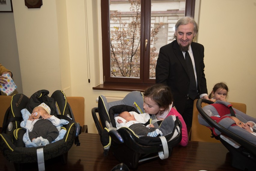 Toruńskie trojaczki z wózkiem od prezydenta