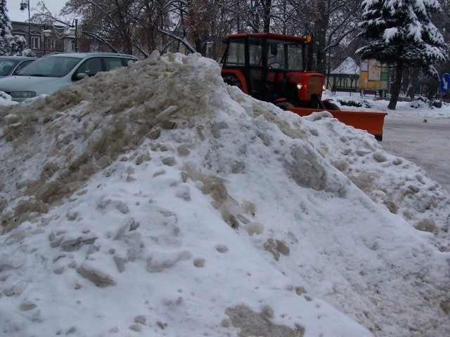 Zalegające hałdy śniegu na Placu Grunwaldzkim w Praszce.