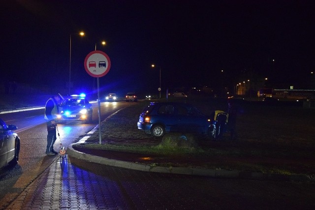 Przy TESCO na ul. Góczyńskiej trzy osoby przechodziły przez jezdnię w miejscu niedozwolonym. Dwie z nich potrącił samochód osobowy.