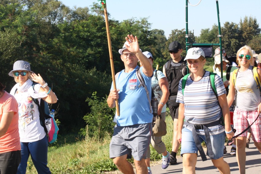 Oświęcimscy pątnicy w pięciu grupach z dekanatów:...