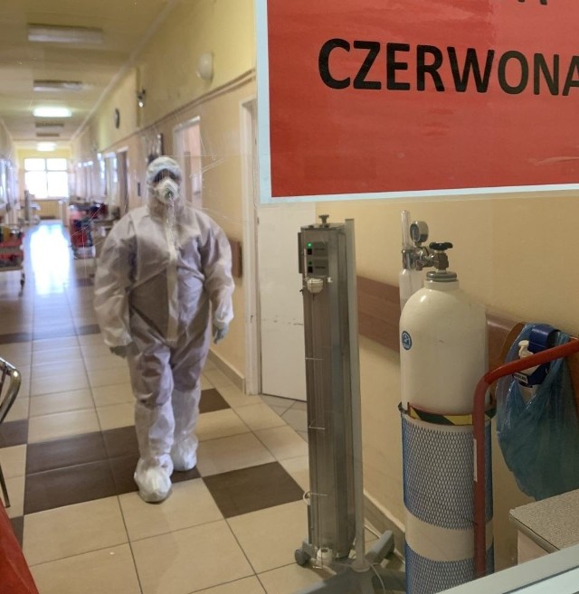 We włoszczowskim szpitalu w strefie covidowej stosowane są szczególne środki bezpieczeństwa.