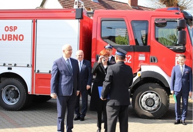 Strażacy otrzymali kluczyki do wozu od minister Rafalskiej i ministra Brudzińskiego.