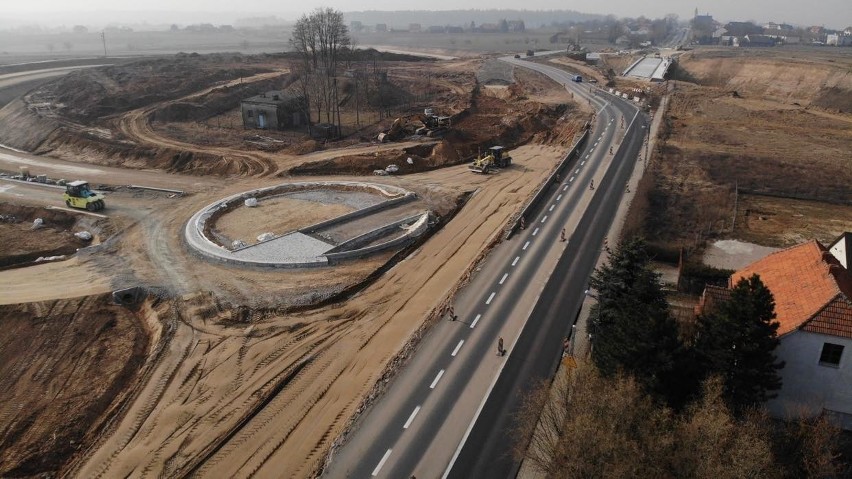 Budowa trasy S7. Węzły drogowe na odcinku Szczepanowice-Widoma wyglądają coraz bardziej okazale [ZDJĘCIA] 27.03