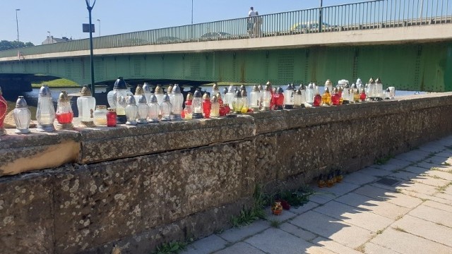 W rejonie mostu Dębnickiego, czyli w miejscu, w którym w nocy z piątku na sobotę doszło do tragicznego wypadku samochodowego - w którym zginęło czterech młodych mężczyzn - kolejne osoby zapalają znicze.