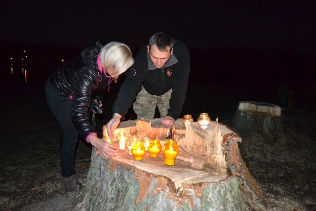Jaworznianie zebrali się się na Sosinie, by zapalić znicze w miejscu wycinki drzew