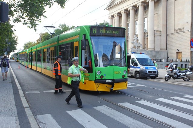 24.08.2014 poznan gd wypadek fredry aleja niepodleglosci straz pozarna tramwaj. glos wielkopolski. fot. grzegorz dembinski/polskapresse