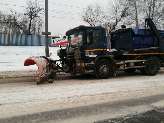 W Dąbrowie Górniczej zimowym utrzymaniem przez miasto objętych jest łącznie 402 km 793 m dróg Zobacz kolejne zdjęcia/plansze. Przesuwaj zdjęcia w prawo naciśnij strzałkę lub przycisk NASTĘPNE