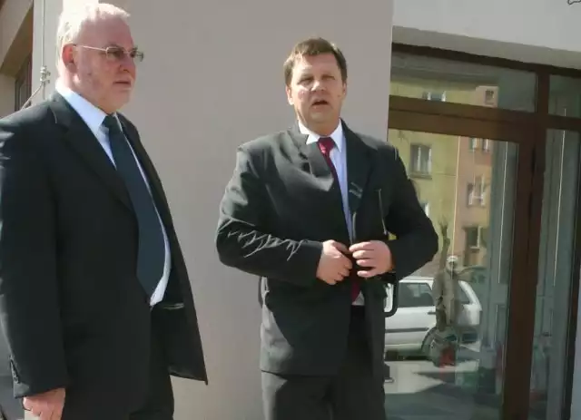Poseł Krzysztof Grzegorek (z prawej) podczas przerwy w rozprawie przekonywał dziennikarzy, że autorzy programów w telewizji TVN współdziałali z prokuraturą.