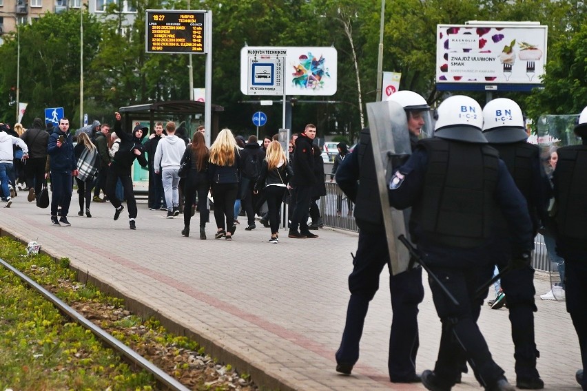 Protest przed komisariatem na Trzemeskiej we wtorek...