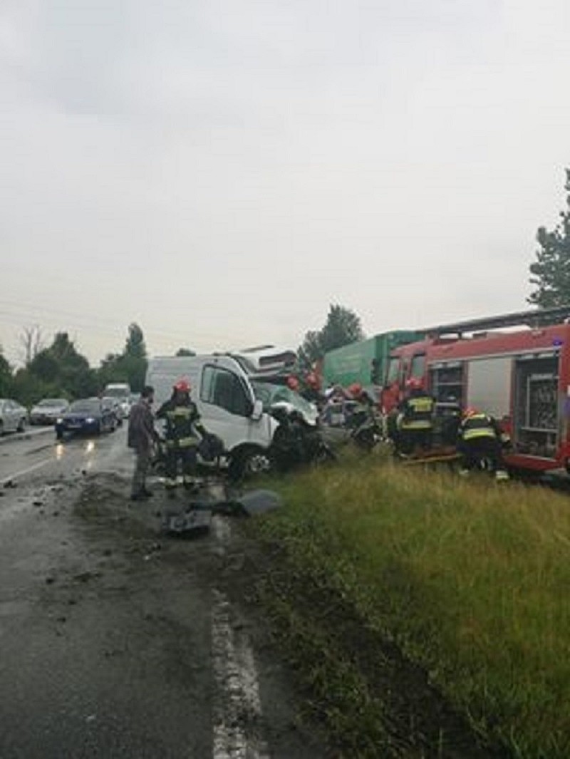 Częstochowa: Czołowe zderzenie ciężarówki na DK 1. Jedna osoba ciężko ranna [ZDJĘCIA]