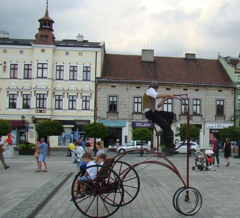 W odnowionym ratuszu powstało muzeum prezentujące w skrócie...