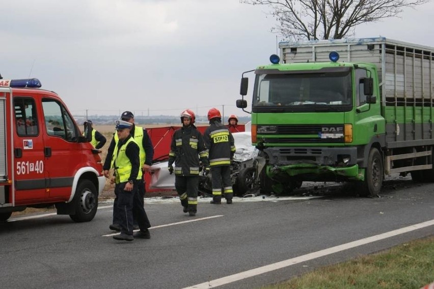 Kierowca osobówki poniósł śmierć na miejscu.