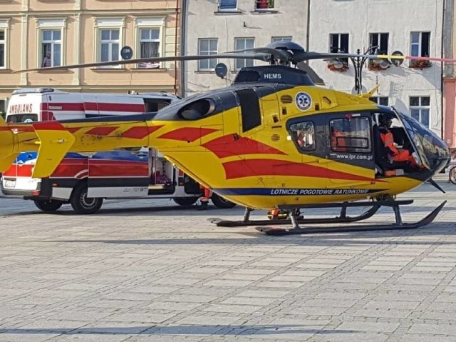 Dziecko zostało przetransportowane śmigłowcem Lotniczego Pogotowia Ratunkowego (po wezwaniu pogotowia ratunkowego), który wylądował na placu przed ratuszem w Darłowie.