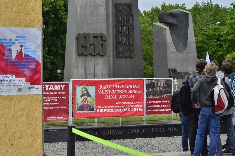 Instalacje z plakatami znajdujące się przy pomniku...