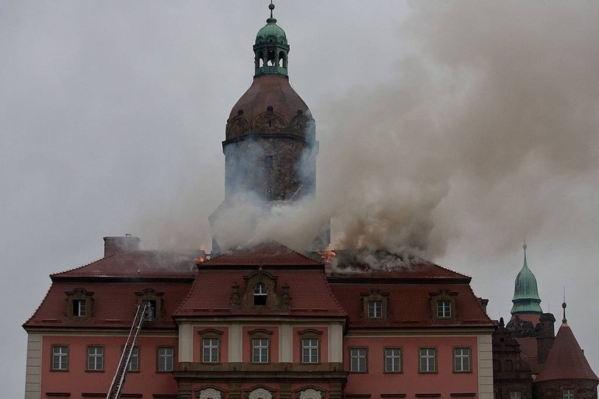 Pożar zamku Książ, płonie dach, 10.12.2014