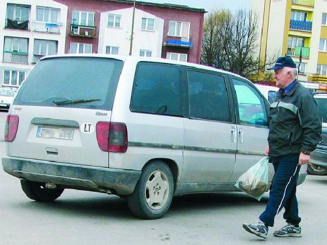 Manewry wykonywane na parkingu przy bazarze przez litewskich kierowców powodują często spore zamieszanie.