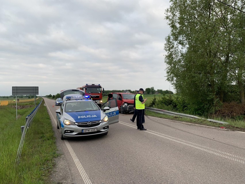 Czartajew - Ciechanowiec. Wypadek na drodze wojewódzkiej, kierowca wyleciał z szosy i zarył w pobliskim rowie