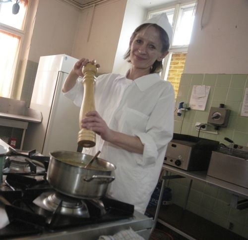 Maria Latawiec za pieniądze z Unii uczy się, jak być dobrym kucharzem. Ma nadzieję, że kurs pomoże jej znaleźć pracę.