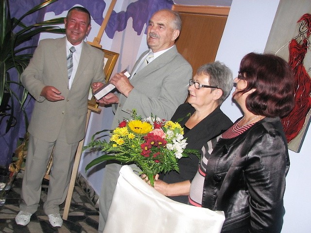 Kwiaty, prezenty, uściski dłoni. Panu Feliksowi (z książką), z okazji urodzin i jubileuszu życzono wszystkiego najlepszego.
