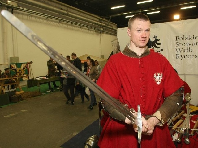 Michał Bednarski w stroju Rycerskiej Kadry Polski podczas I Targów Rekonstrukcji Historycznej w Kielcach. Wicemistrz świata w walkach rycerskich ma 30 lat, jest absolwentem dziennikarstwa i pracuje w hurtowni spożywczej w Kielcach.