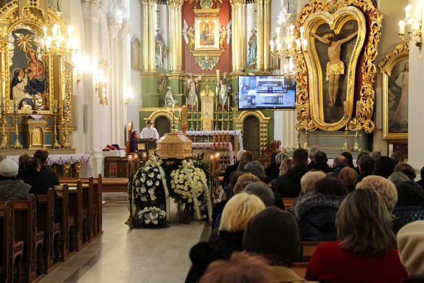 Pogrzeb Grażyny Kuliszewskiej w Borzęcinie. Tłumy pożegnały zaginioną w nocy z 3 na 4 stycznia kobietę [ZDJĘCIA]