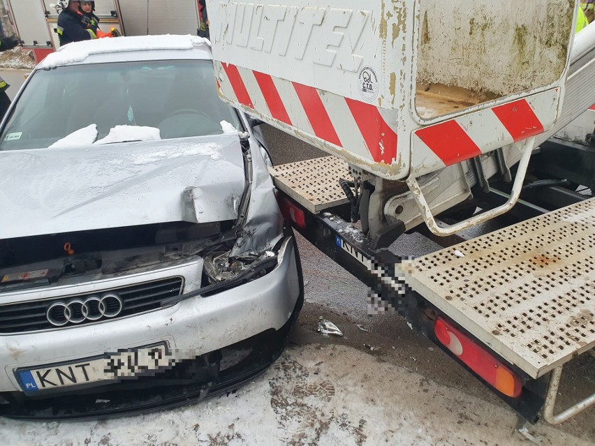 Podhale. Autobus wiozący dzieci zderzył się z dwoma autami