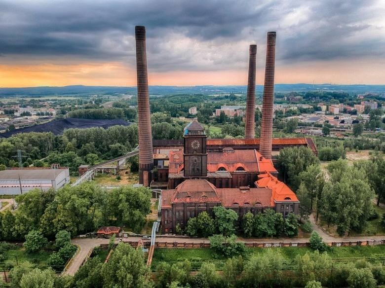 Nieoświetlone kominy Elektrociepłowni Szombierki stanowią...