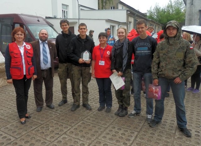 Zwycięski Zespół, przewodniczący składu sędziowskiego, przedstawiciele  Zarządu i dyrekcji Podlaskiego Oddziału Okręgowego Polskiego Czerwonego Krzyża.