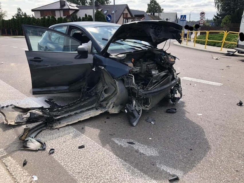 Knyszyn. Wypadek na skrzyżowaniu na DK 65 i DW 671. Zderzenie seata z mercedesem [ZDJĘCIA]