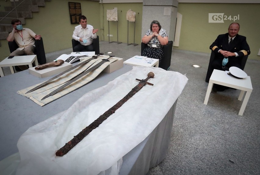 Wyjątkowy i unikatowy średniowieczny miecz. Z Odry do muzeum w Szczecinie. Zobacz zdjęcia