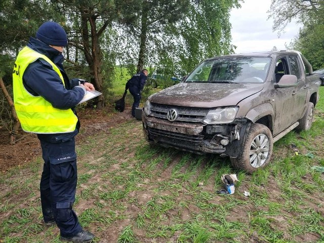 Pościg za kierowcą terenowego Volkswagena, który nie zatrzymał się do kontroli drogowej rozpoczął się w Grójcu. Uciekający uszkodził oznakowane radiowozy. Próbował także potrącić umundurowanego policjanta, który zmuszony był do oddania strzałów w kierunku pojazdu. Ostatecznie kierowca został zatrzymany po kilkudziesięciu kilometrach w powiecie radomskim. Okazało się, że był nietrzeźwy.