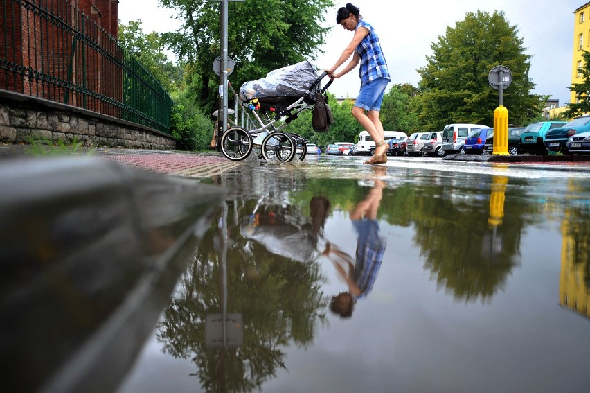 Kraków. Burza, gwałtowne ulewy, zalane ulice. Duże utrudnienia [ZDJĘCIA]