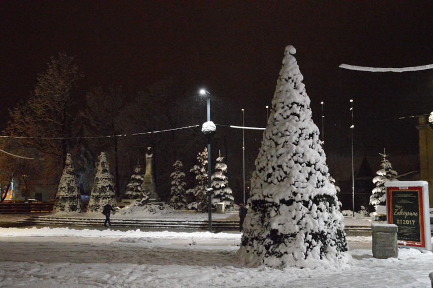 Zakopane pod śniegiem. Miasto wieczorem wygląda magicznie [GALERIA]