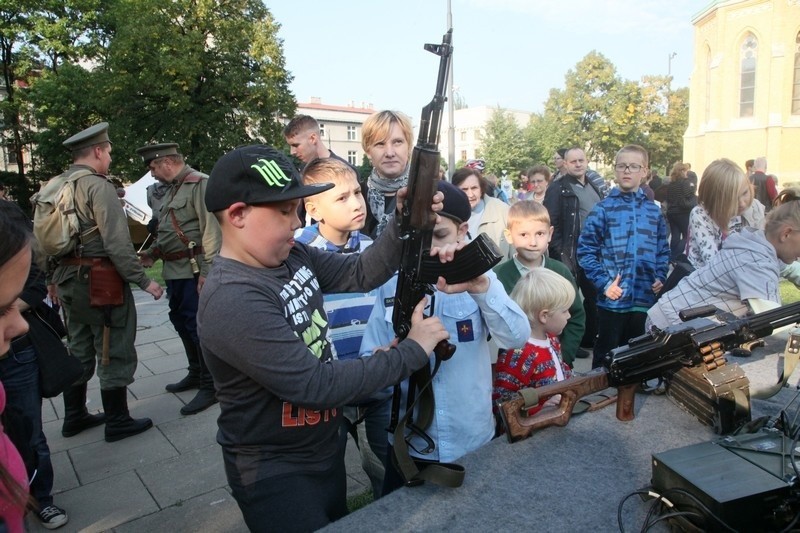 Piknik historyczny przed łódzką katedrą [zdjęcia]