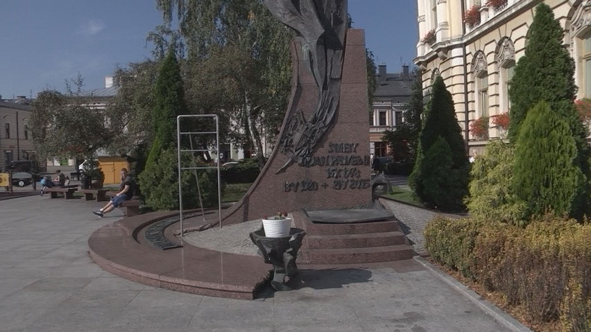 Nowy Sącz. Mężczyzna rzucał zniczami w pomnik Jana Pawła II [ZDJECIA]