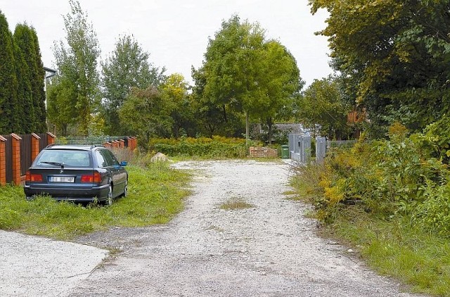 Od strony ul. Dolistowskiej ciągnie się fragment drogi gruntowej. Na pozostałym odcinku są zarośla. Droga ma być równoległa do ul. Rolnej. 