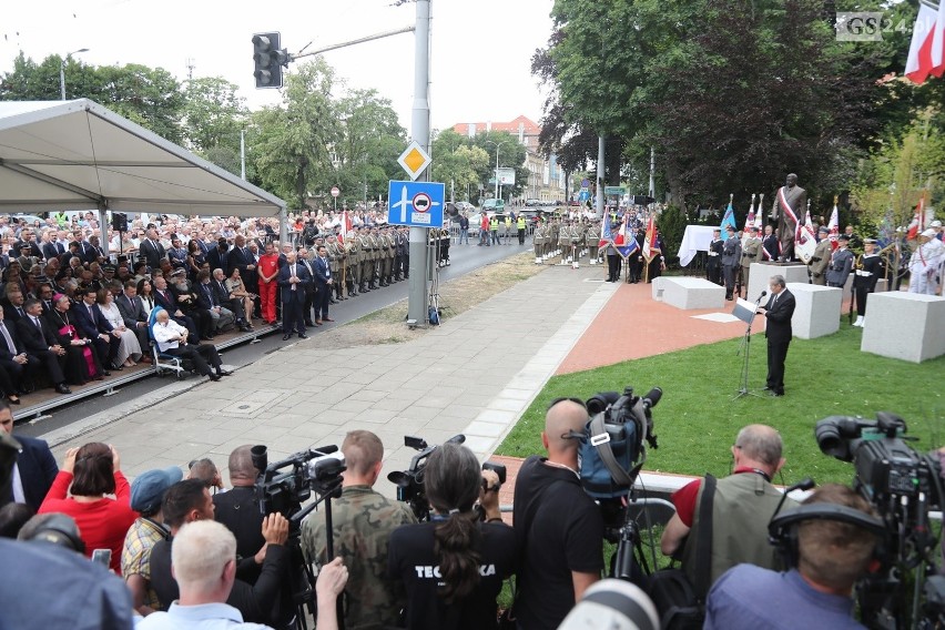 Pomnik Lecha Kaczyńskiego w Szczecinie odsłonięty z pompą. Prezydent w dynamicznej pozie, zamyślony nad Polską  [ZDJĘCIA]