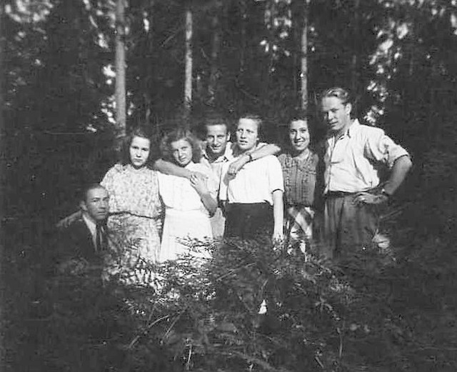 Lasek w Supraślu, rok  1950. Na kursie księgowych. Ze Stasiem Gierdo jesteśmy w otoczeniu naszych pięknych koleżanek. Od lewej Mazurówna Longisia, z którą wówczas sympatyzowałem.