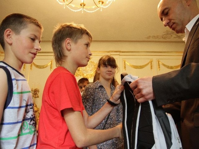 We wtorek dzieci spotkały się też z wiceprezydentem Tadeuszem Arłukowiczem. Dostały od niego plecaki i przybory szkolne