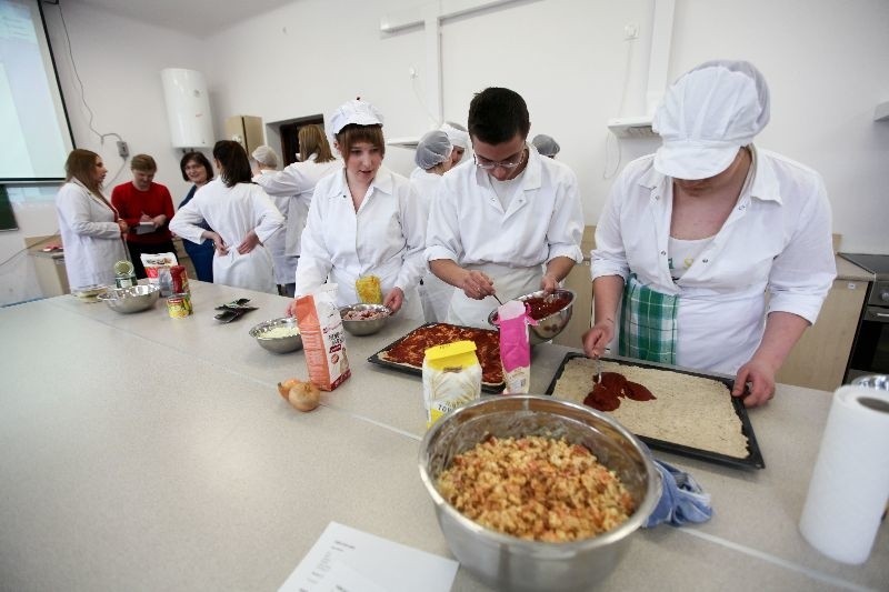 Uczniowie ZST wspólnie gotowali we wtorek z kolegami z Włoch...