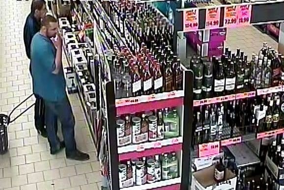 Ci mężczyźni ukradli alkohol o wartości 1300 złotych, szuka ich policja w Cieszynie ZDJĘCIA SPRAWCÓW