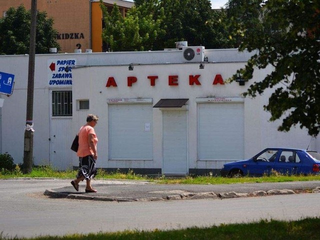 Aptka przy Tucholskiej zamknięta. Ale dlaczego? To pytanie zadają sobie mieszkańcy. Twierdzą, że stało się coś strasznego. Napad, zabójstwo? Żadnej z tych rewelacji policja nie potwierdza