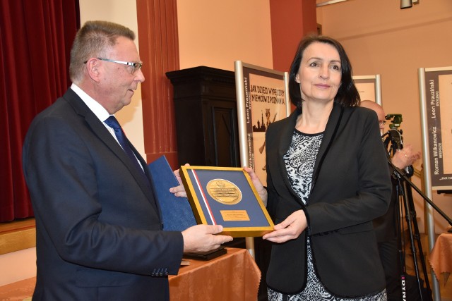 Wicemarszałek Zbigniew Ostrowski przekazał medal Kamili Czechowskiej,  dyrektor Muzeum Ziemi SzubińskiejCzy uda się skończyć z plastikiem?