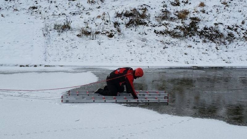 Ćwiczenia sądeckich strażaków na lodzie.