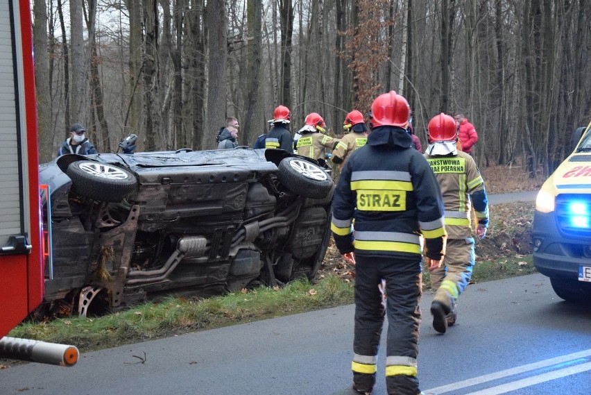 Wypadek pod Skierniewicami. Zderzenie 3 samochodów na drodze Skierniewice - Maków [ZDJĘCIA] 13.12.2020