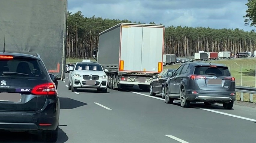 Kierowca bmw jechał pod prąd korytarzem życia. Ewakuował się...