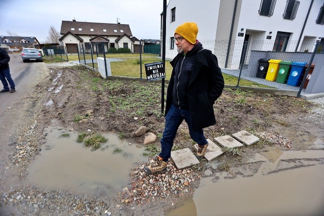 Ulica Rolna została oddana do użytku 2 grudnia 2021. Od tamtej pory zamiast służyć mieszkańcom, stała się ich utrapieniem.