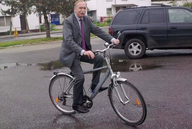Inicjatorem rowerowego kina jest burmistrz Jan Woźniak, który podobne rozwiązanie podpatrzył kiedyś w Holandii i tak zapalił się do pomysłu, że postanowił go przeszczepić na grunt swojej gminy.
